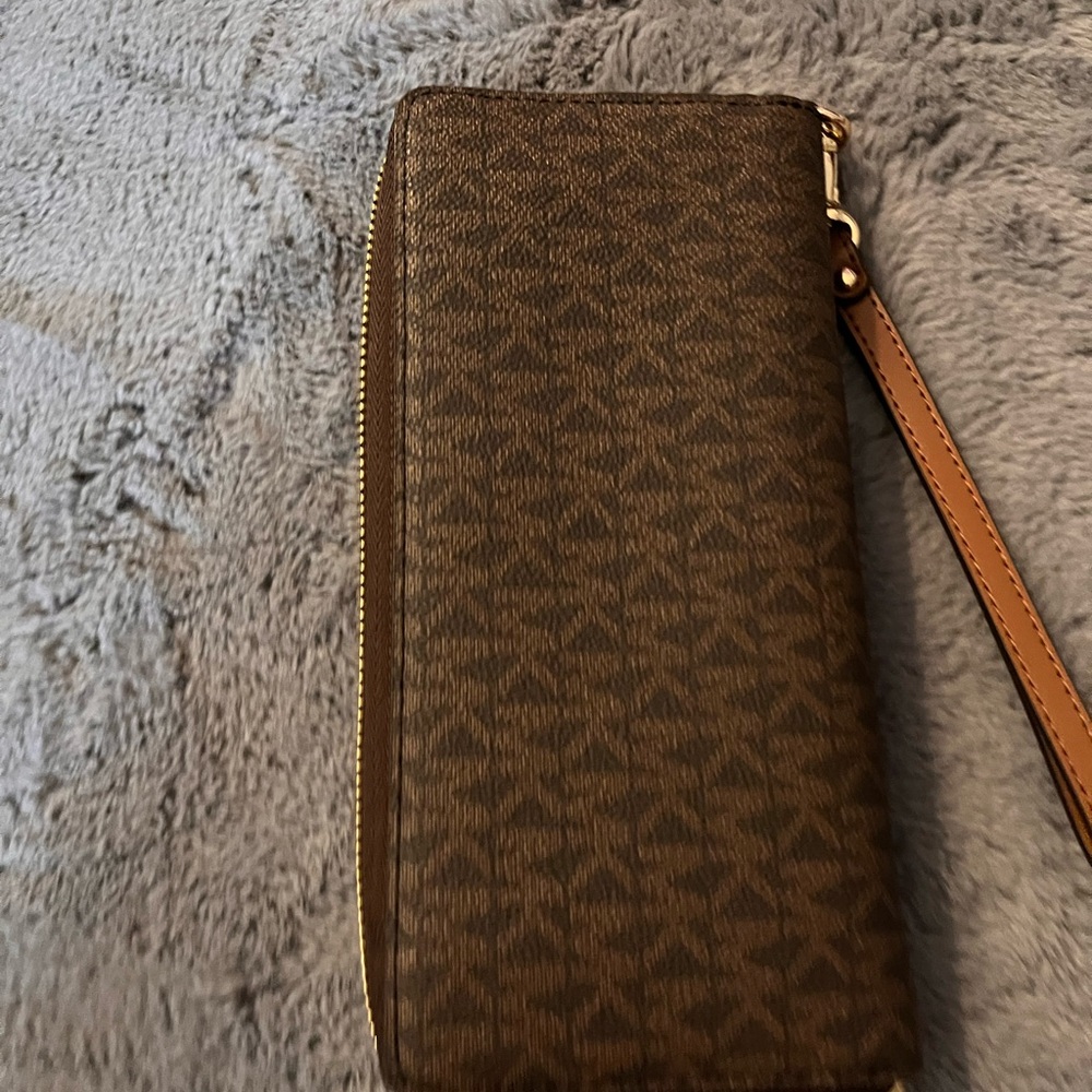 Michael Kors Signature Brown Key Holder - Picture 6 of 7